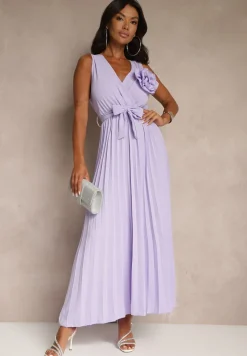 Fioletowa Koktajlowa Sukienka Plisowana z Kwiatową Broszką Paskiem i Gumką w Talii Viiknna