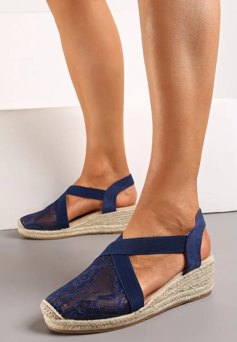 Granatowe Sandały na Plecionym Koturnie z Koronką na Cholewce Leirphio