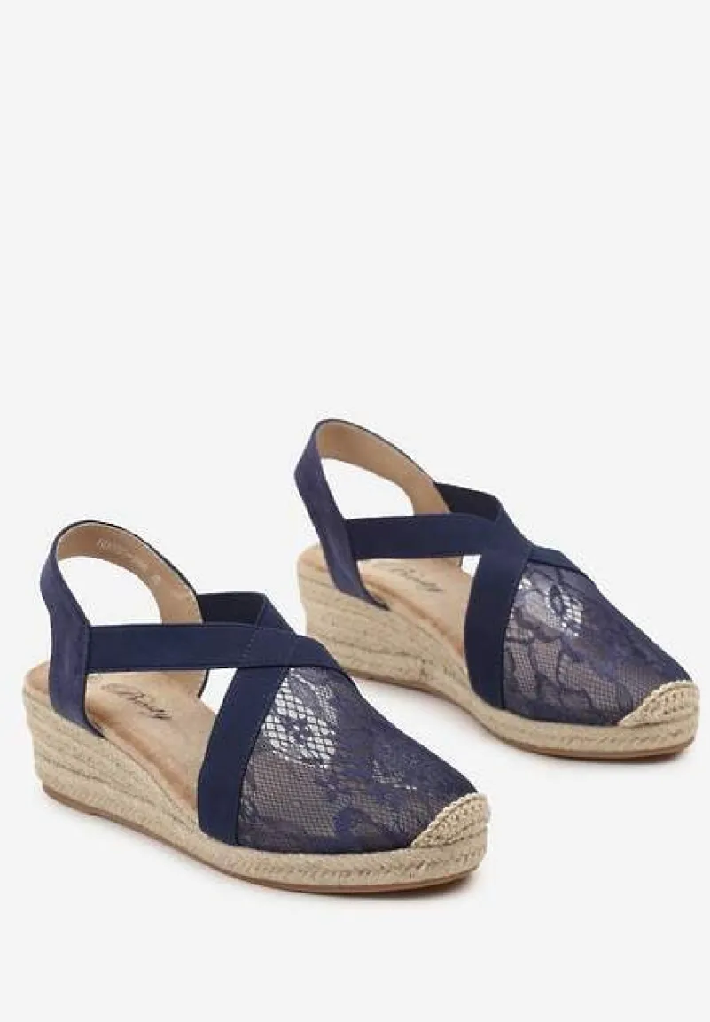 Granatowe Sandały na Plecionym Koturnie z Koronką na Cholewce Leirphio
