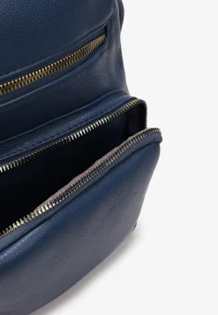 Granatowy Plecak Miejski z Trzema Zasuwanymi Kieszeniami Hermonitta