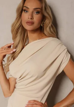 Jasnobeżowa Elegancka Sukienka o Dopasowanym Kroju na Jedno Ramię z Wycięciem na Nogę Dimatta