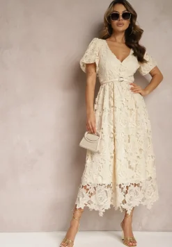 Jasnobeżowa Koronkowa Sukienka Koktajlowa z Głębokim Trójkątnym Dekoltem Wrenna