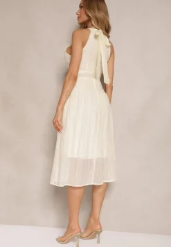 Jasnobeżowa Sukienka o Rozkloszowanym Kroju z Wiązaniem Zdobiona Tłoczeniem Nimirelle