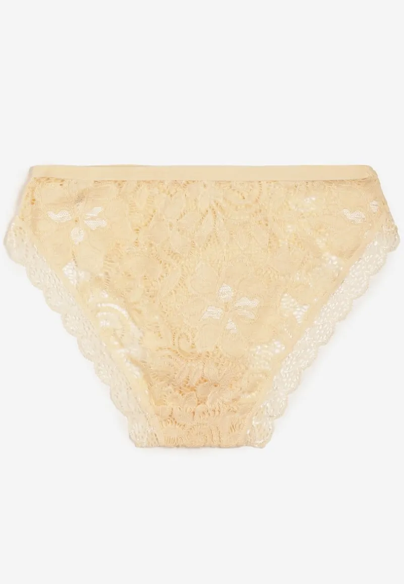 Jasnobeżowe Majtki Typu Figi Ozdobione Koronkowymi Wstawkami Omikka