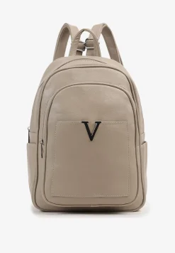 Jasnobeżowy Plecak z Paskami z Możliwością Regulacji Zdobiony Metalową Aplikacją Oledi