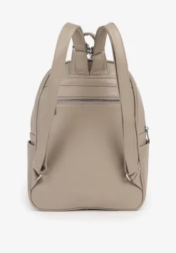 Jasnobeżowy Plecak z Paskami z Możliwością Regulacji Zdobiony Metalową Aplikacją Oledi