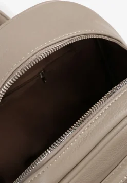 Jasnobeżowy Plecak z Paskami z Możliwością Regulacji Zdobiony Metalową Aplikacją Oledi