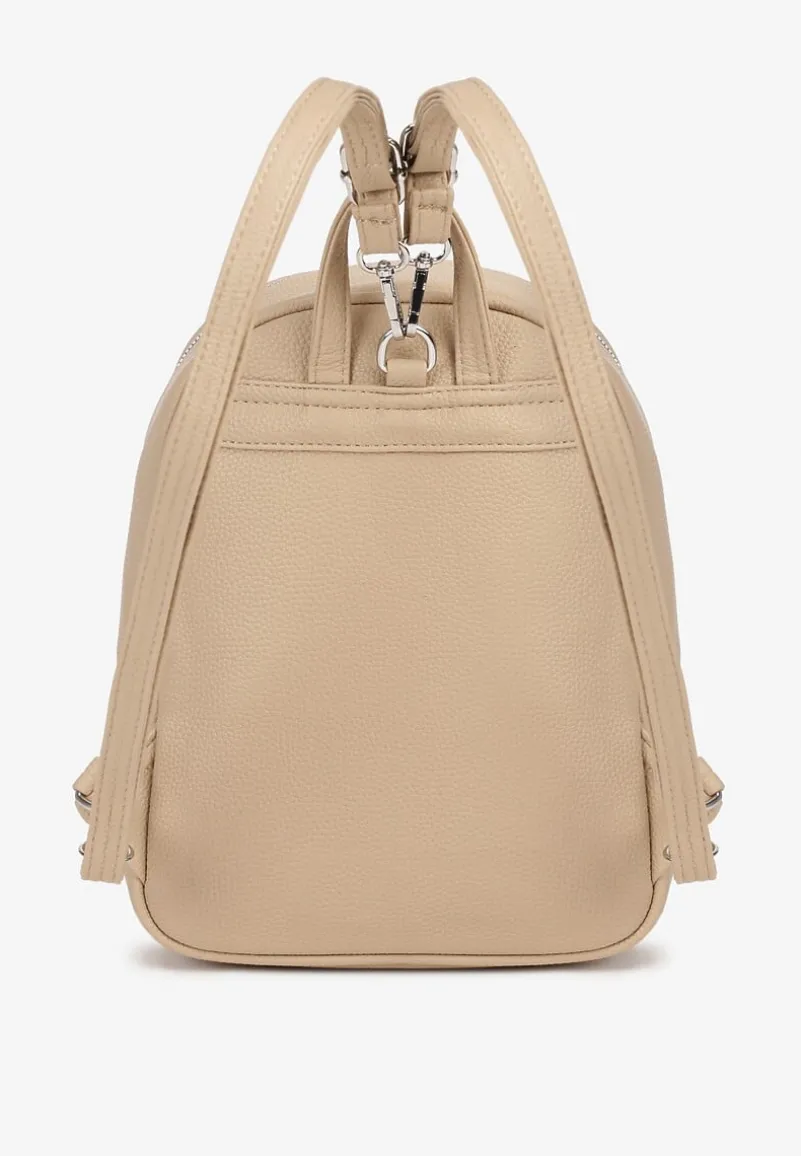 Jasnobeżowy Mały Plecak z Kieszonką i Metaliczną Ozdobą na Szelkach z Regulacją Ravasindra