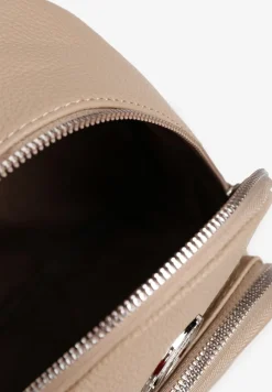 Jasnobeżowy Mały Plecak Zdobiony Metalowym Detalem Wyposażony w Dodatkową Kieszeń Savarosa