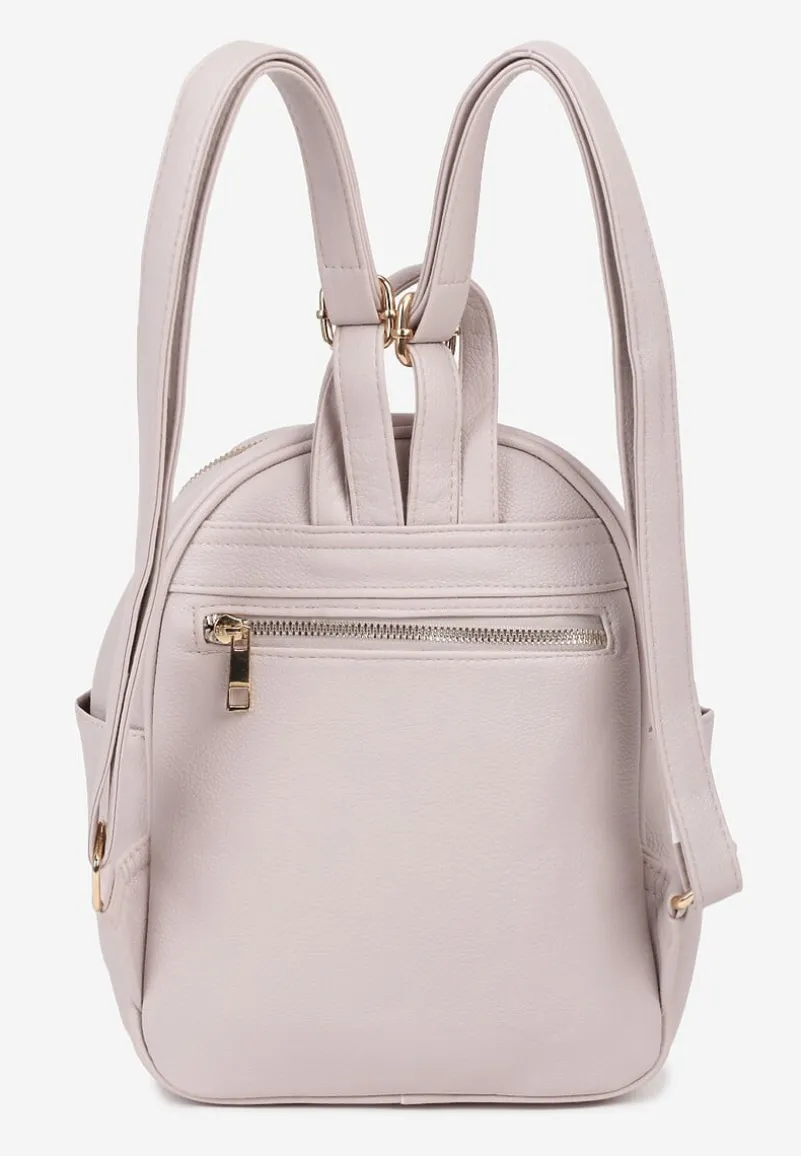 Jasnobeżowy Plecak na Szelkach z Regulacjach Ozdobione Łańcuszkiem i Napisami Hettana