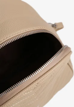 Jasnobeżowy Plecak z Pikowanymi Przeszyciami i Dodatkową Kieszenią z Regulowanymi Szelkami Ravindraea