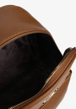 Jasnobrązowy Mały Plecak z Regulowanymi Szelkami Zdobiony Metalowym Detalem Labilia