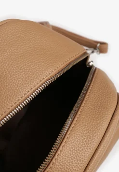 Jasnobrązowy Mały Plecak z Kieszonką na Suwak i Ozdobnymi Napisami Iottasa