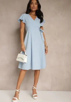 Jasnoniebieska Kopertowa Sukienka z Rozkloszowanym Dołem i Ozdobnym Wiązaniem Dannola