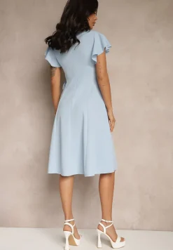 Jasnoniebieska Kopertowa Sukienka z Rozkloszowanym Dołem i Ozdobnym Wiązaniem Dannola