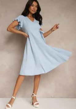 Jasnoniebieska Kopertowa Sukienka z Rozkloszowanym Dołem i Ozdobnym Wiązaniem Dannola