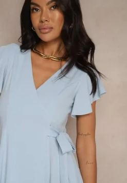 Jasnoniebieska Kopertowa Sukienka z Rozkloszowanym Dołem i Ozdobnym Wiązaniem Dannola