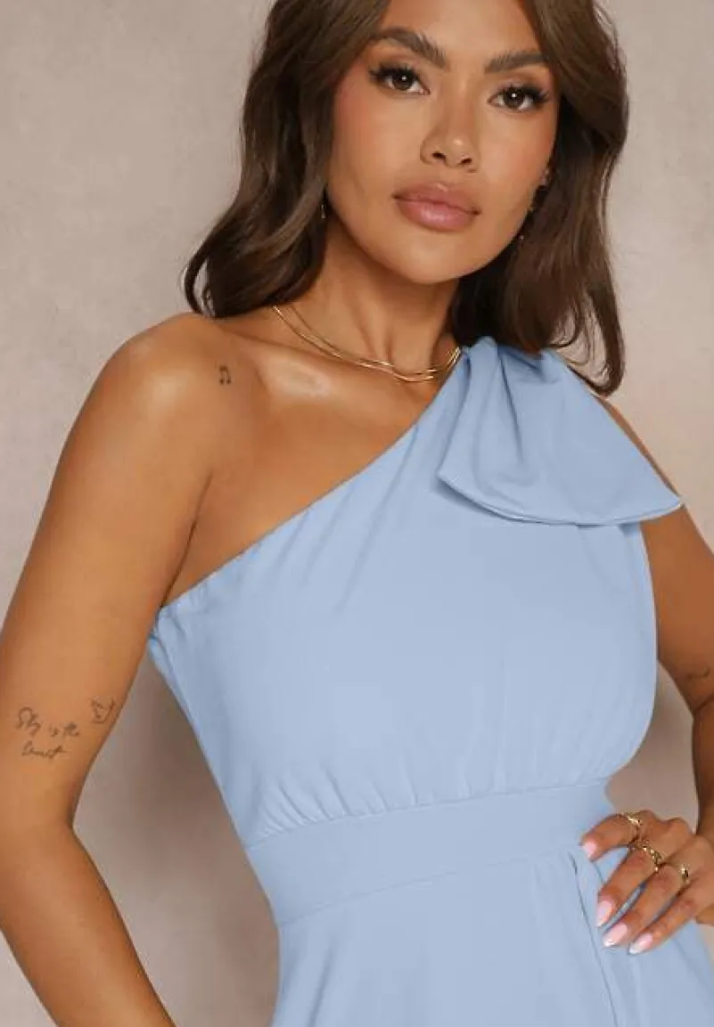 Jasnoniebieska Sukienka Koktajlowa o Asymetrycznym Kroju na Jedno Ramię Ozdobiona Kokardą Vimorissa