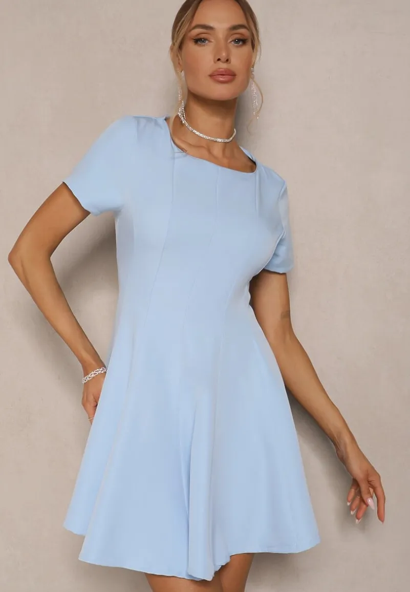 Jasnoniebieska Sukienka o Rozkloszowanym Kroju na Krótki Rękaw Zdobiona Przeszyciami Mepiza