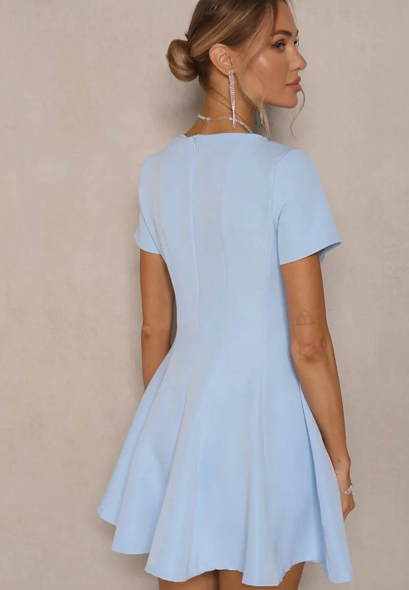 Jasnoniebieska Sukienka o Rozkloszowanym Kroju na Krótki Rękaw Zdobiona Przeszyciami Mepiza