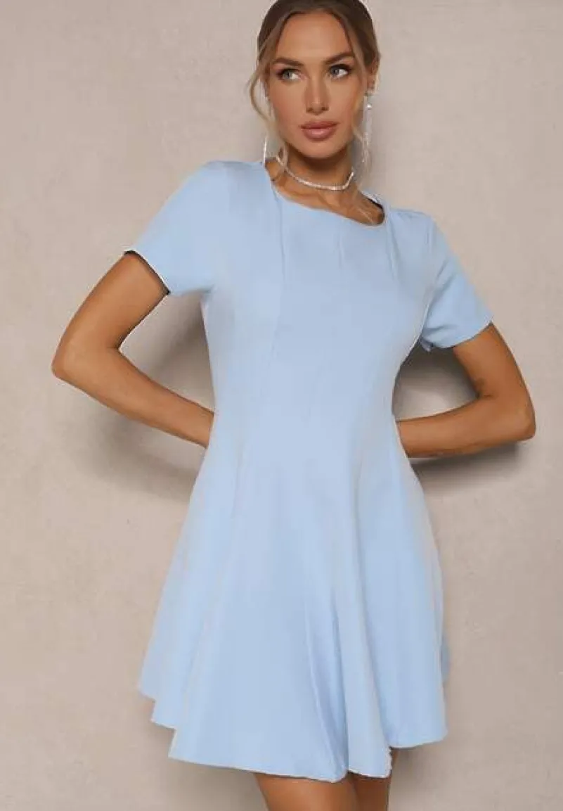 Jasnoniebieska Sukienka o Rozkloszowanym Kroju na Krótki Rękaw Zdobiona Przeszyciami Mepiza