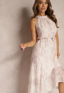 Jasnoróżowa Rozkloszowana Sukienka Wieczorowa z Dekoltem Halter i Broszką w Kształcie Kwiatu Previiana