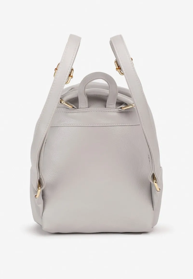 Jasnoszary Plecak Ozdobiony Łańcuszkiem i Pikowaniem Kolaggia