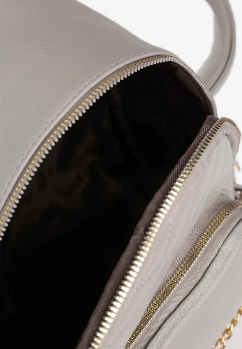 Jasnoszary Plecak Ozdobiony Łańcuszkiem i Pikowaniem Kolaggia