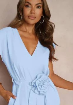 Niebieski Kombinezon Wykończony Prostymi Szerokimi Nogawkami z Wiskozą i Kwiatem 3D Dimentia