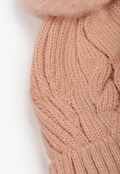 Różowa Czapka Ozdobiona Splotem i Pomponem Zakitia