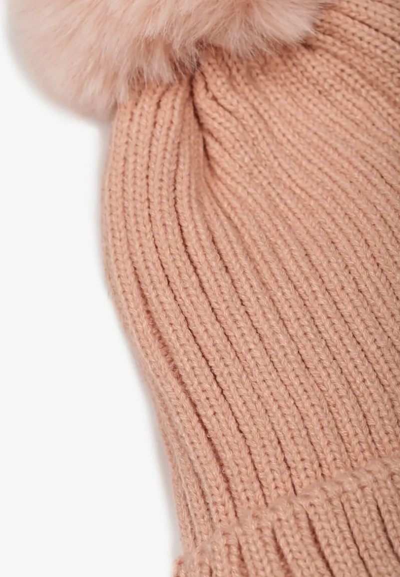 Różowa Czapka z Dzianinowego Materiału Ozdobiona Puszystym Pomponem Lilinde