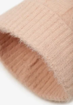 Różowa Czapka Zdobiona Warkoczowym Splotem i Pomponem Etarinna