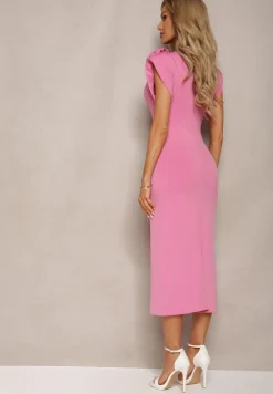 Różowa Dopasowana Sukienka Midi z Kwiatkiem w Postaci Broszki Olivetta