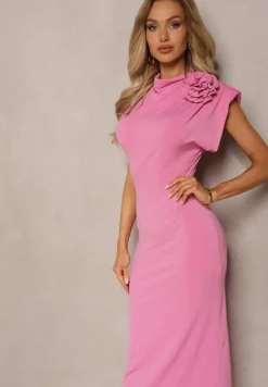 Różowa Dopasowana Sukienka Midi z Kwiatkiem w Postaci Broszki Olivetta