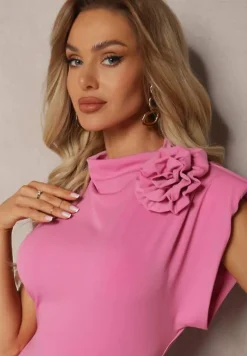 Różowa Dopasowana Sukienka Midi z Kwiatkiem w Postaci Broszki Olivetta