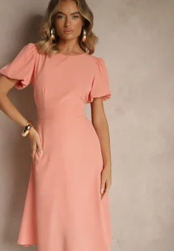 Różowa Rozkloszowana Sukienka Vices Ozdobiona Odpinanym Kwiatem 3D Koleira