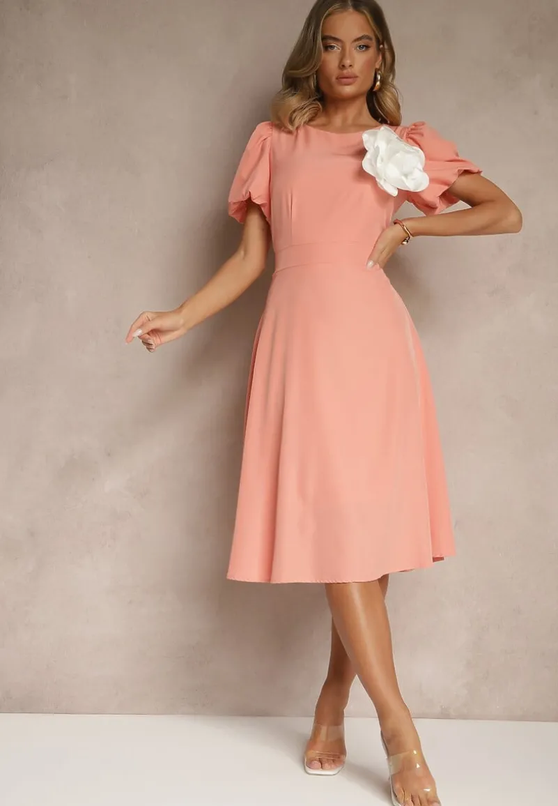 Różowa Rozkloszowana Sukienka Vices Ozdobiona Odpinanym Kwiatem 3D Koleira