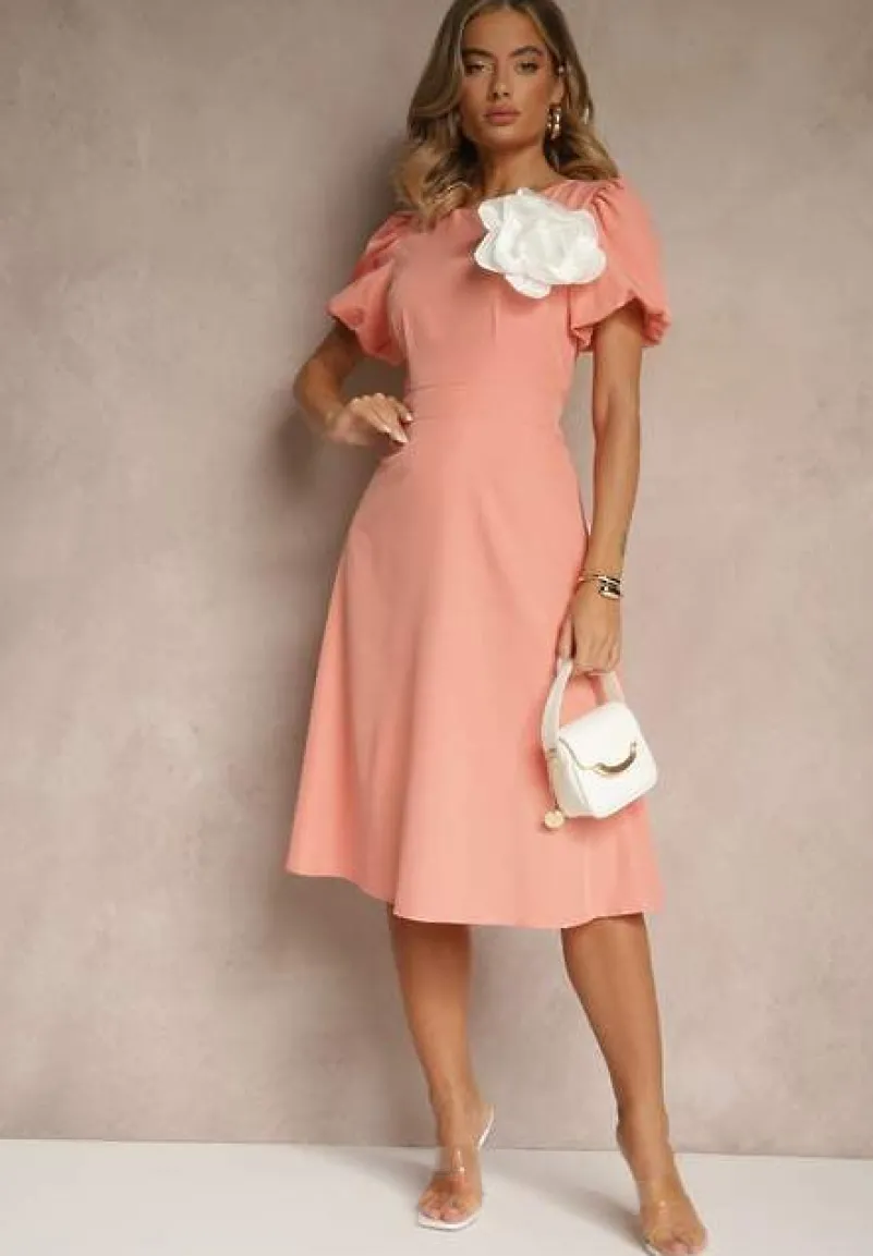 Różowa Rozkloszowana Sukienka Vices Ozdobiona Odpinanym Kwiatem 3D Koleira