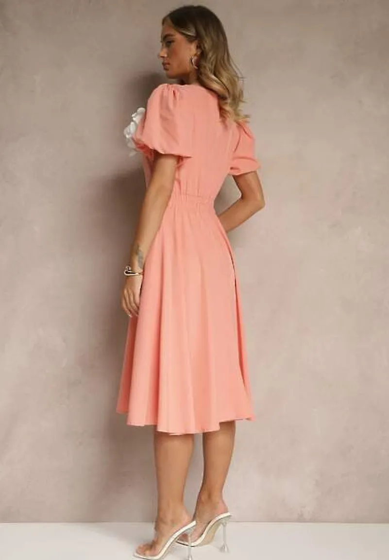 Różowa Rozkloszowana Sukienka Vices Ozdobiona Odpinanym Kwiatem 3D Koleira