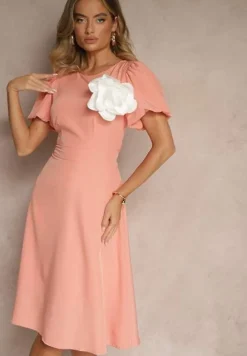 Różowa Rozkloszowana Sukienka Vices Ozdobiona Odpinanym Kwiatem 3D Koleira