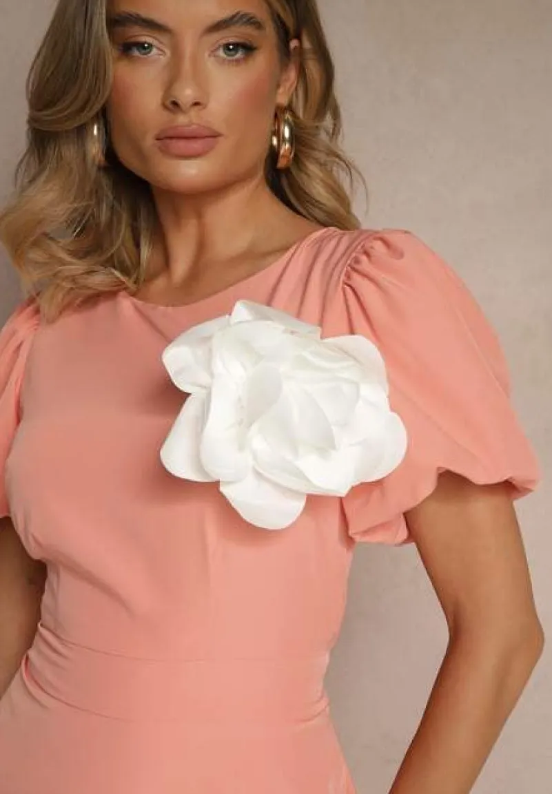 Różowa Rozkloszowana Sukienka Vices Ozdobiona Odpinanym Kwiatem 3D Koleira