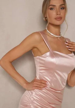 Różowa Satynowa Sukienka z Marszczeniem na Ramiączkach o Dopasowanym Kroju Lisarionea