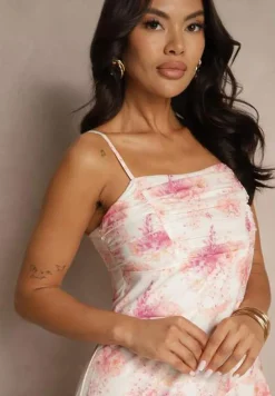 Różowa Sukienka na Ramiączkach z Falbankami i Marszczeniem w Kwiatowy Wzór Revoreine