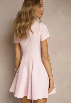 Różowa Sukienka o Rozkloszowanym Kroju na Krótki Rękaw Zdobiona Przeszyciami Mepiza