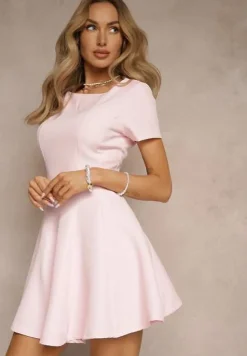 Różowa Sukienka o Rozkloszowanym Kroju na Krótki Rękaw Zdobiona Przeszyciami Mepiza