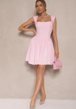 Różowa Sukienka o Rozkloszowanym Kroju z Kwadratowym Dekoltem Halivira