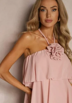 Różowa Sukienka z Kwiatową Broszką Wykończona Falbanami i Wiązaniem na Szyi Tinashell