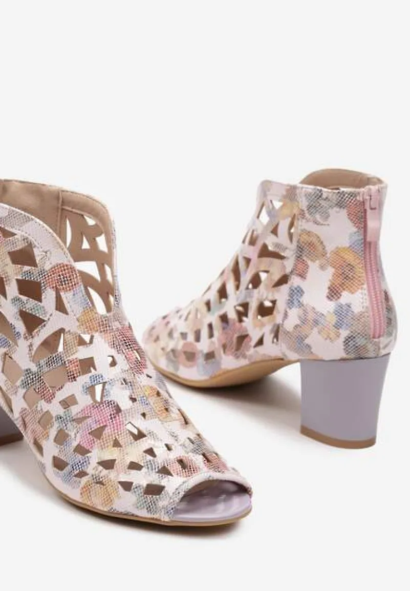 Różowe Botki w Delikatny Kwiecisty Wzór z Ażurowymi Wycięciami i Skórzaną Wkładką Kamalia