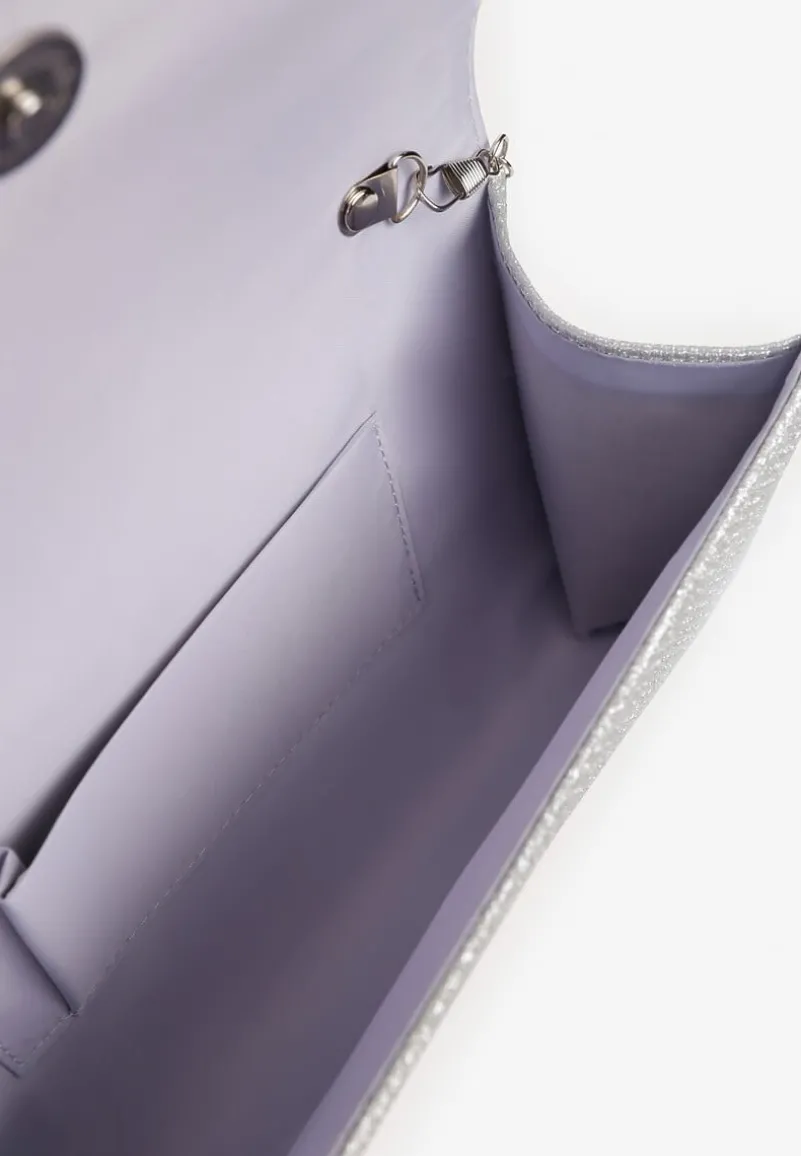 Srebrna Torebka Kopertowa Ozdobiona Metaliczną Nicią z Łańcuszkiem Ceriora