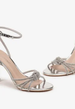 Srebrne Lakierowane Sandały Vices na Szpilce z Cyrkoniami na Paskach Vanarila